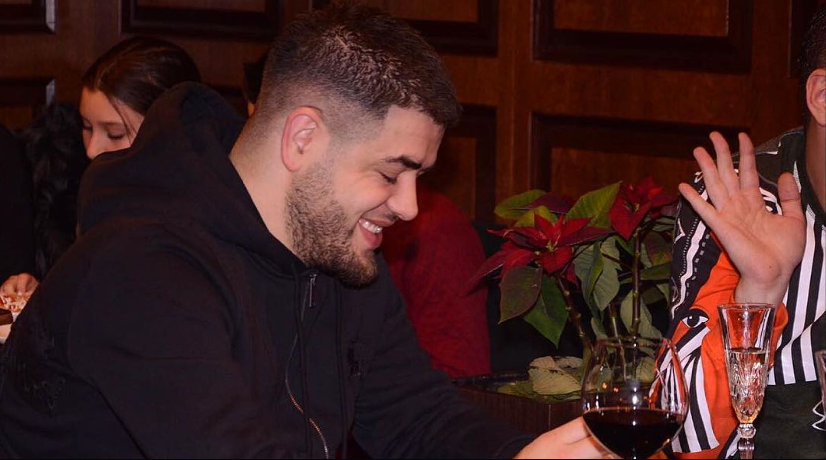 Noizy i “nxjerr bojën” deputetes që ra nga shkallët