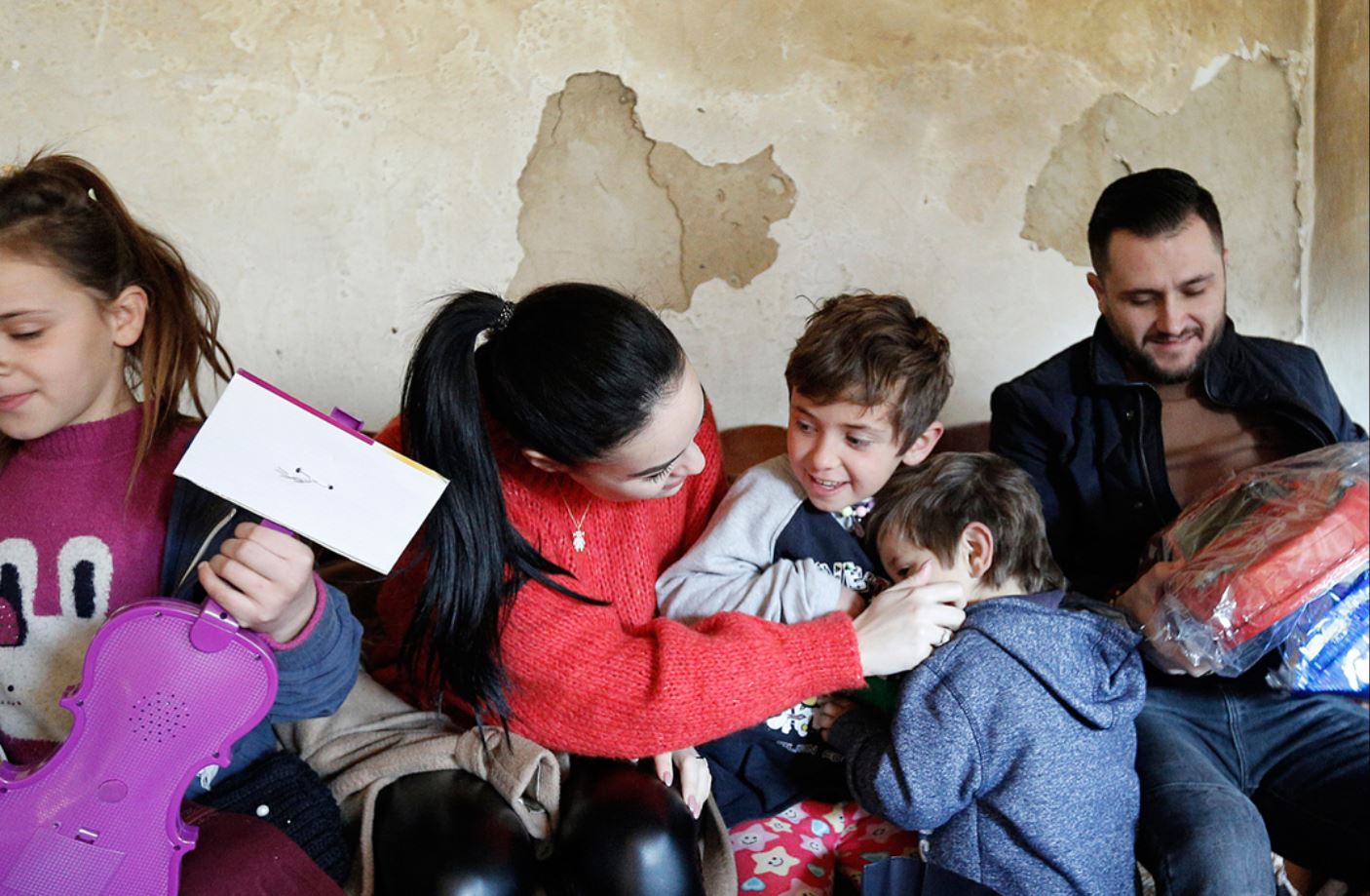 Xhensila dhe Besi përloten kur shohin varfërinë në këtë familje