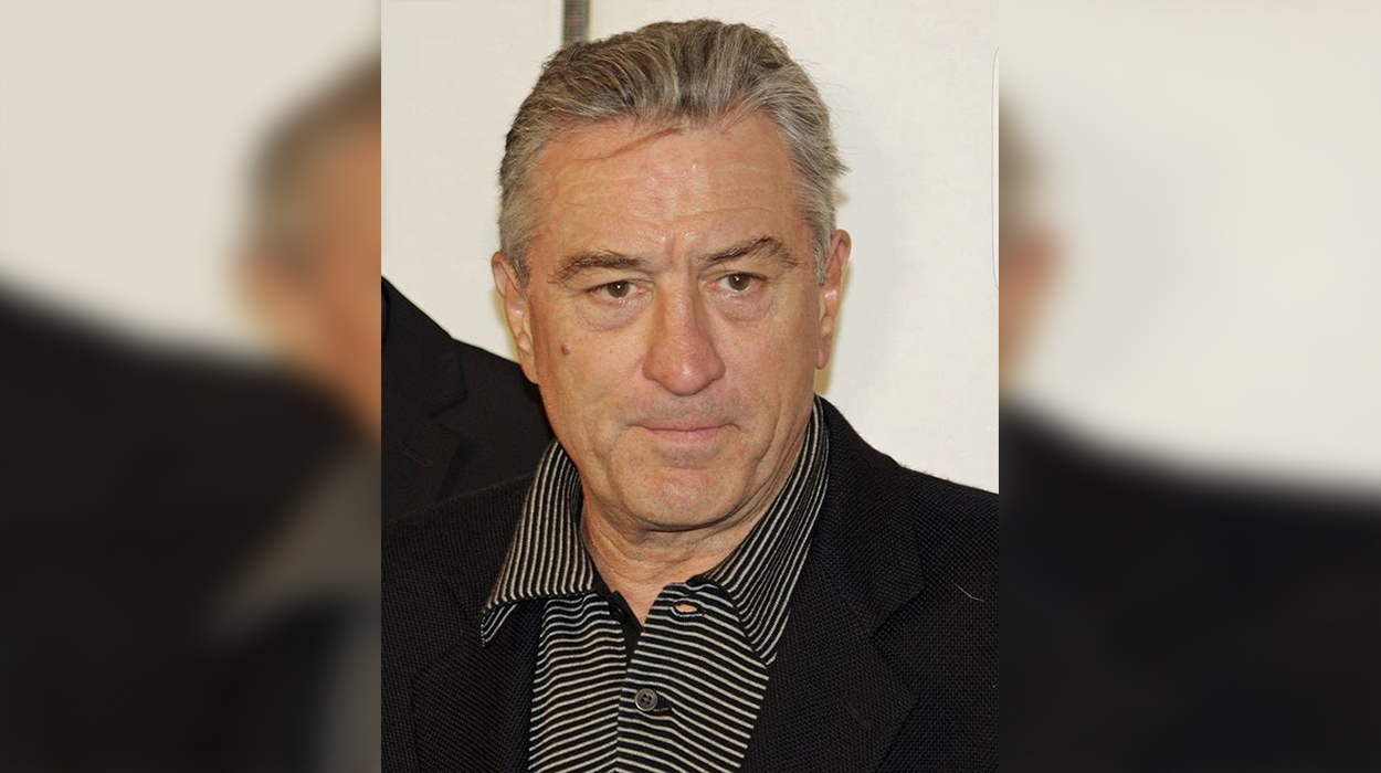 Roberto De Niro ecën rrugës me robdeshamber