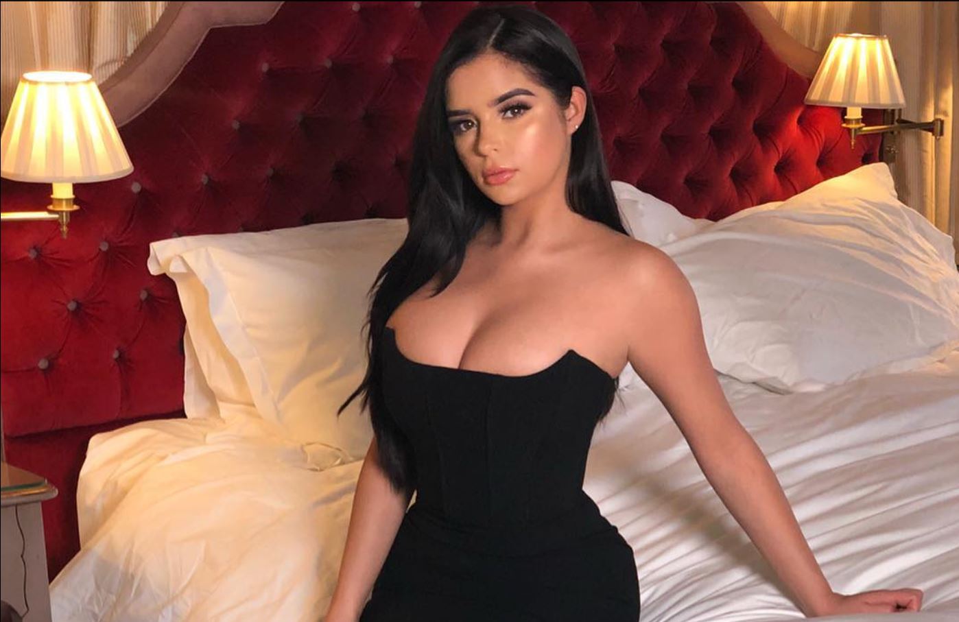 Demi Rose tregon sensualisht “pasuritë” e saj