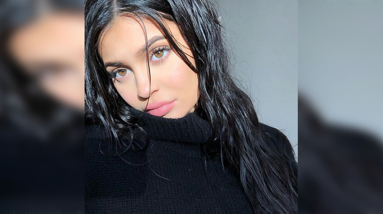 Kylie Jenner i kthehet zakonit të vjetër. Zbulon këmbët e saj seksi