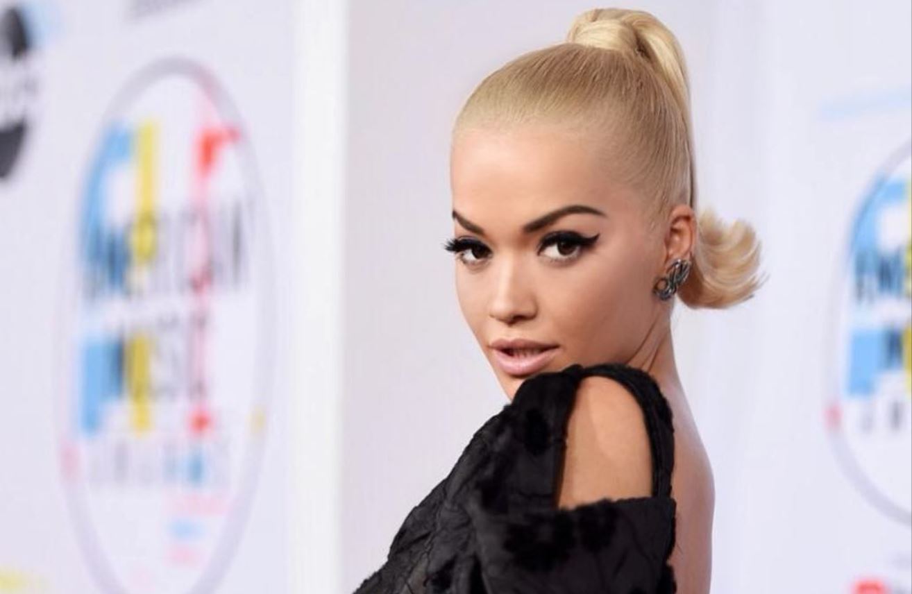 Del sërish lakuriq, e pandalshme Rita Ora