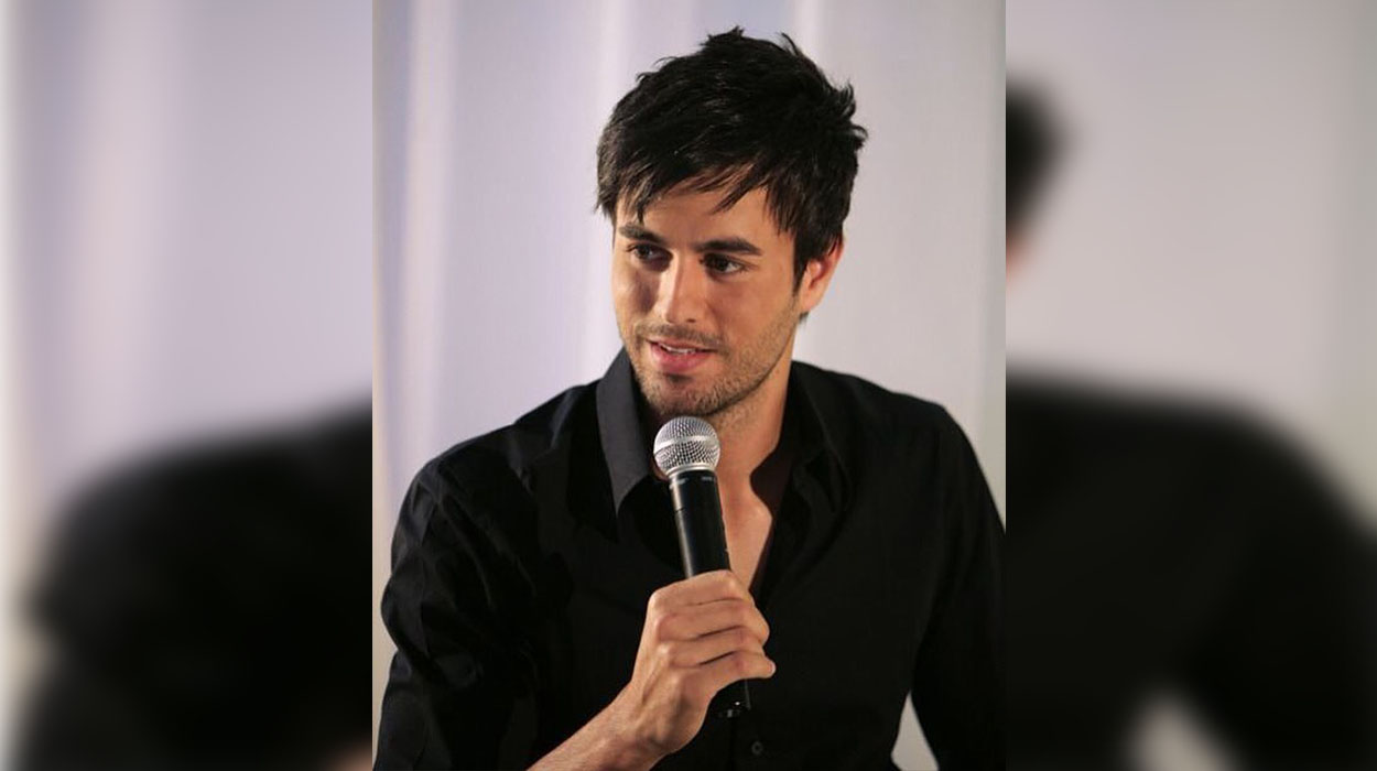 Enrique Iglesias shashtis fansen me një puthje në buzë, në mes të skenës