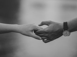 monochrome-photo-of-couple-holding-hands-1004014