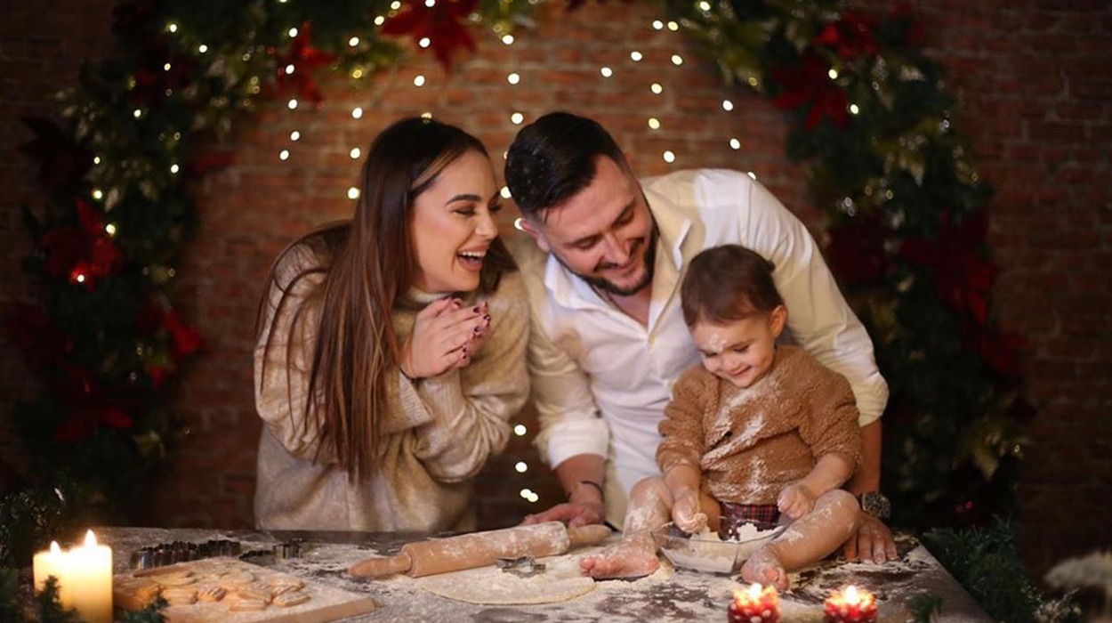 Ajka me Xhensilën në plazh, këngëtarja shijon rrezet e diellit në shezlon me të bijën