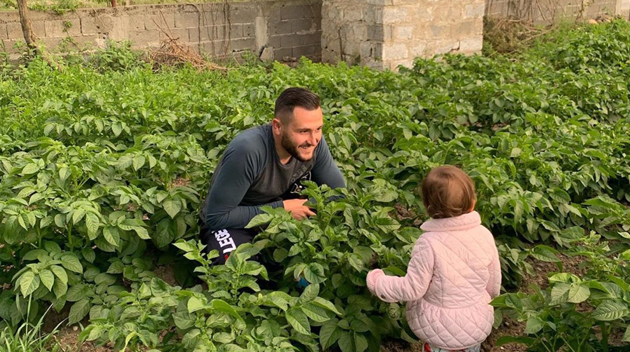 Matchy-Matchy me babin, Besi dhe Ajka duken kaq bukur të veshur njësoj