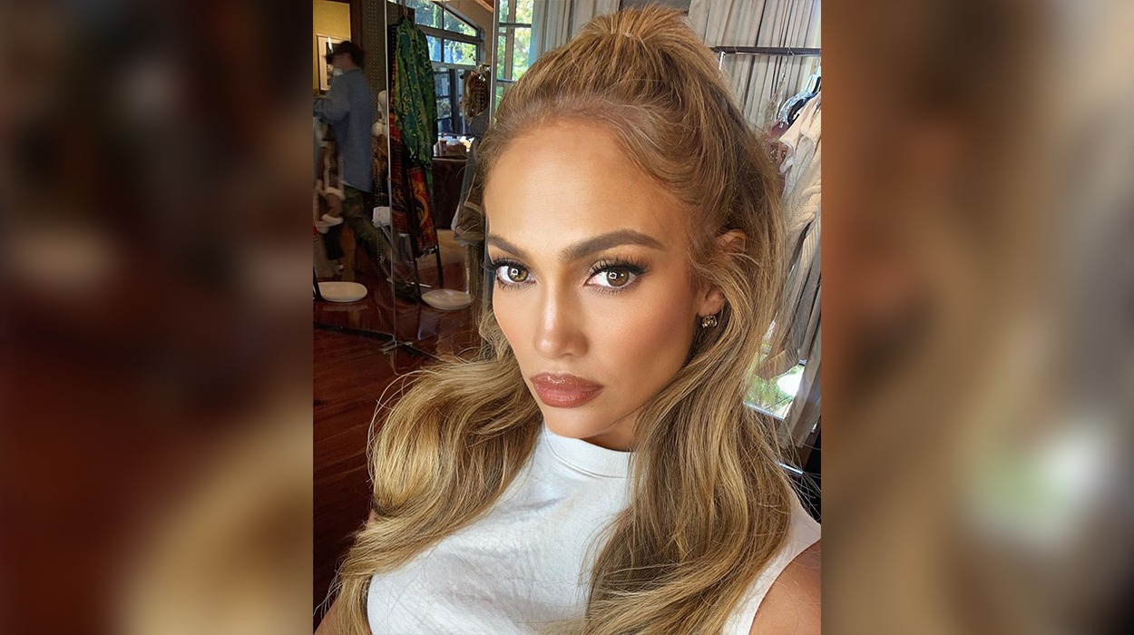 Mahnitëse me bikini, 51 vjeçarja Jennifer Lopez djeg rrjetin me foto të nxehta