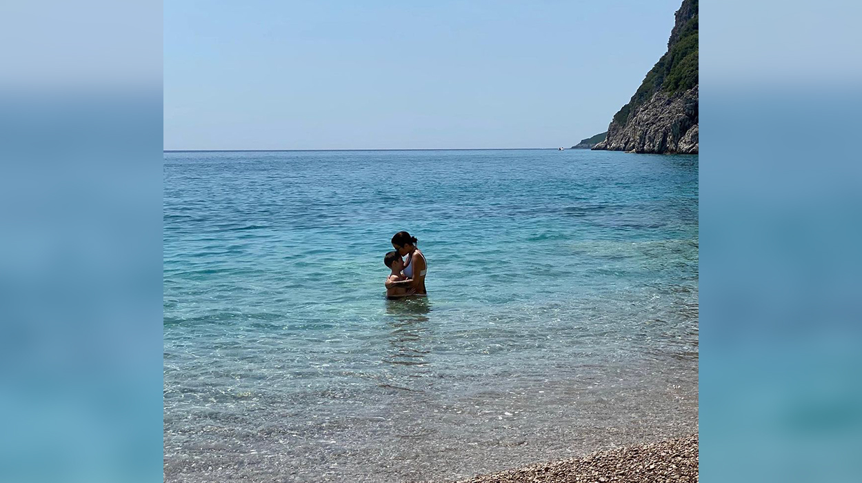 Ndjekësja e kritikon për puthjen në buzë me të birin, Jonida i kthehet ashpër