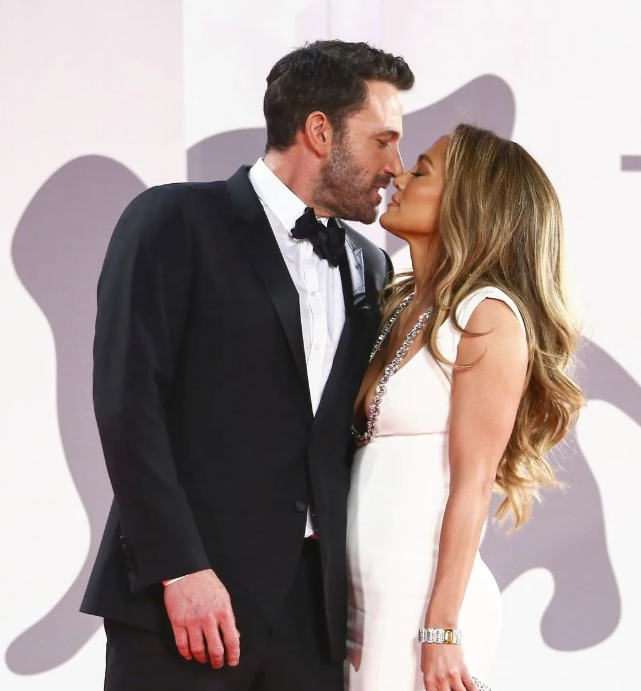 Muaji i mjaltit ka nisur! Jennifer Lopez dhe Ben Affleck më romantikë se kurrë