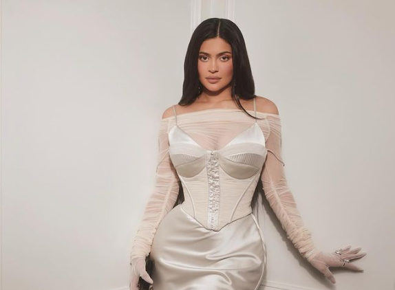 E teproi, Kylie Jenner i mban fansat të varur për ndryshimin e emrit të djalit