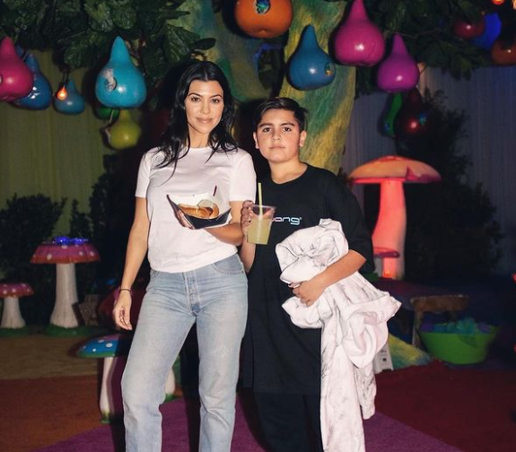 Nxorri të palarat e familjes në internet, Kourtney Kardashian sqaron situatën e të birit