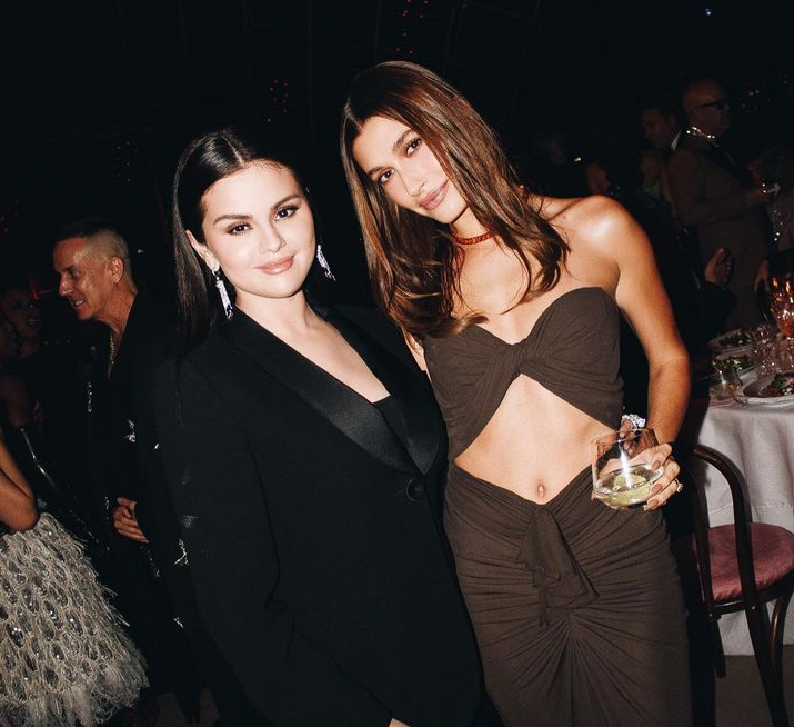 Fansat e saj kërcënuan me jetë Hailey Bieber, Selena Gomez habit me veprimin e fundit