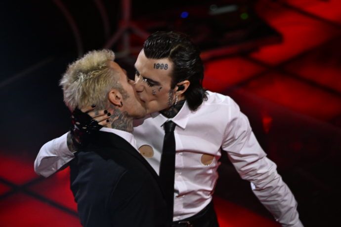 Çudira në Sanremo, Rosa Chemical e tërheq zvarrë Fedez dhe e puth në buzë