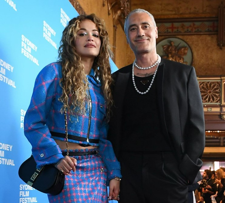 Rita Ora dhe Taika Waititi shfaqen në momente intime në publik