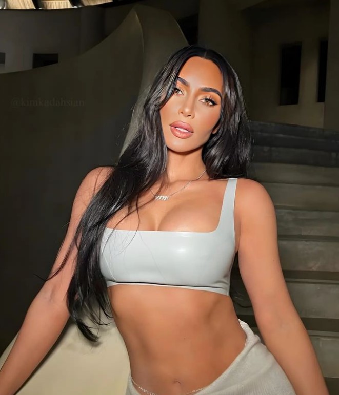 Kim Kardashian akuzoht për kopjimin e stilit të veshjes së Bianca Censorit