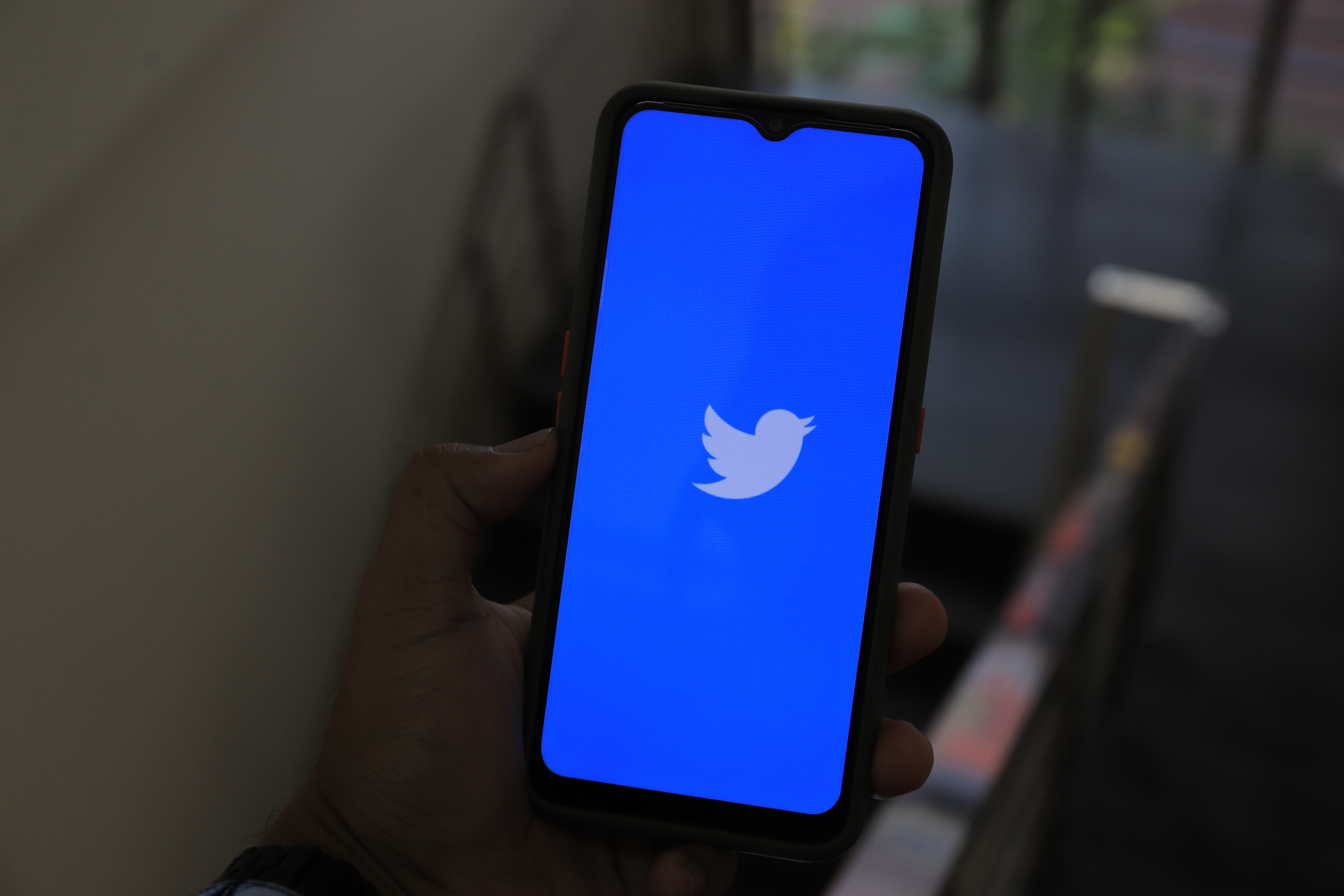 Humbet gjysmën e të ardhurave nga reklamat, Twitter në krizë të thekur financiare