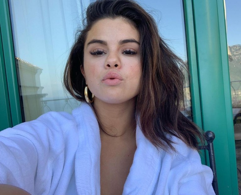 Selena Gomez është beqare apo në një lidhje?