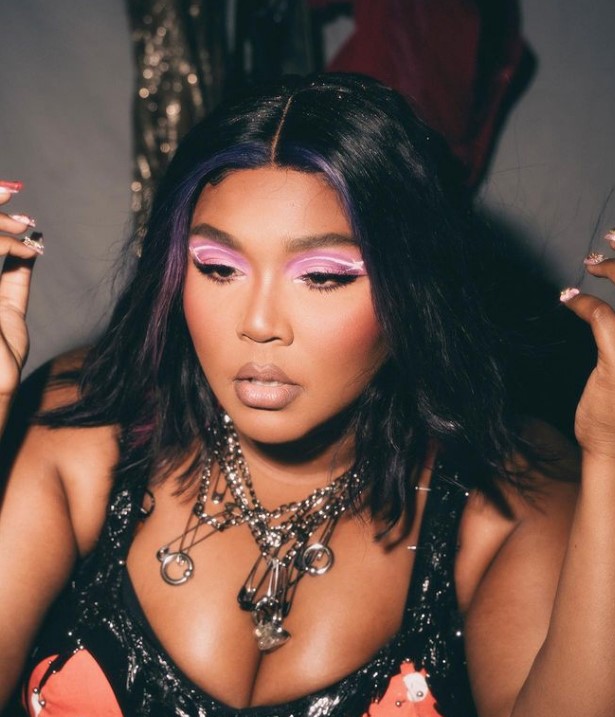 Lizzo akuzohet për ngacmim seksual dhe turpërim të peshës nga ish-balerinët