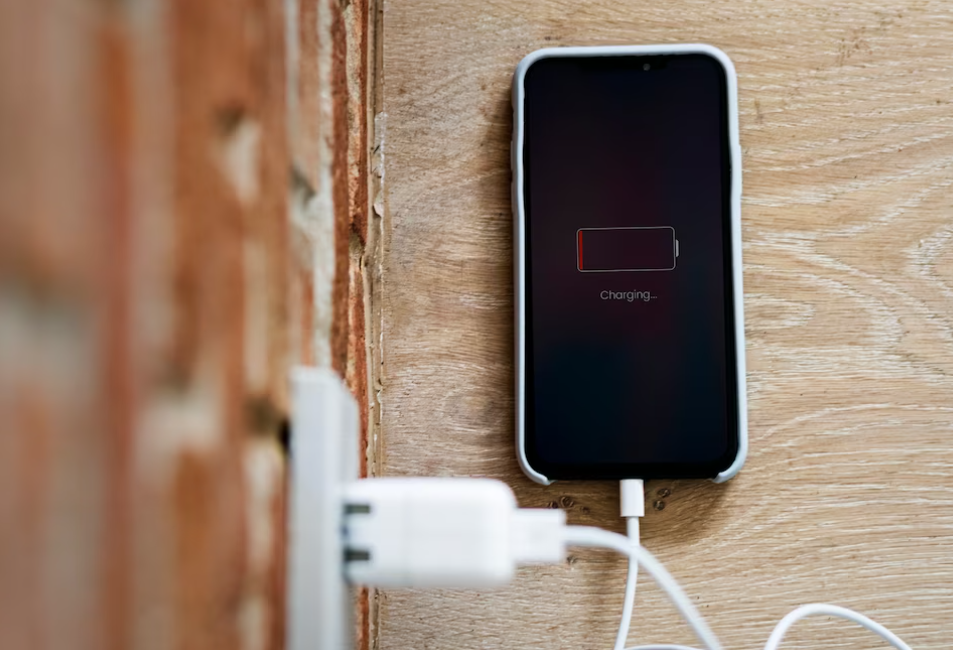 Apple pritet të ndryshojë portin e karikimit nga “Lightning” në USB-C