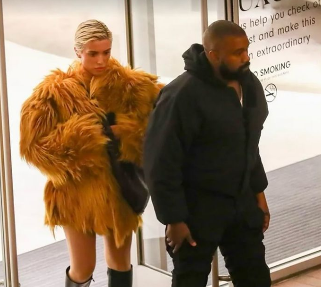 Gruaja e Kanye West, Bianca Censori ngre dyshimet për shtatzëni