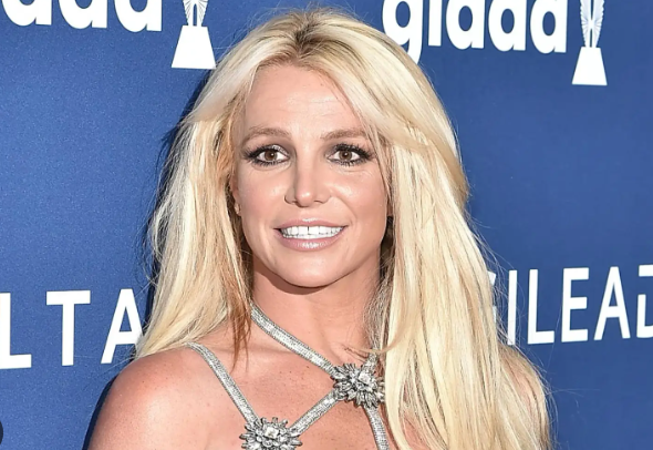 Britney Spears-it i digjen qerpikët dhe vetullat, këngëtarja rrëfen detaje nga incidenti