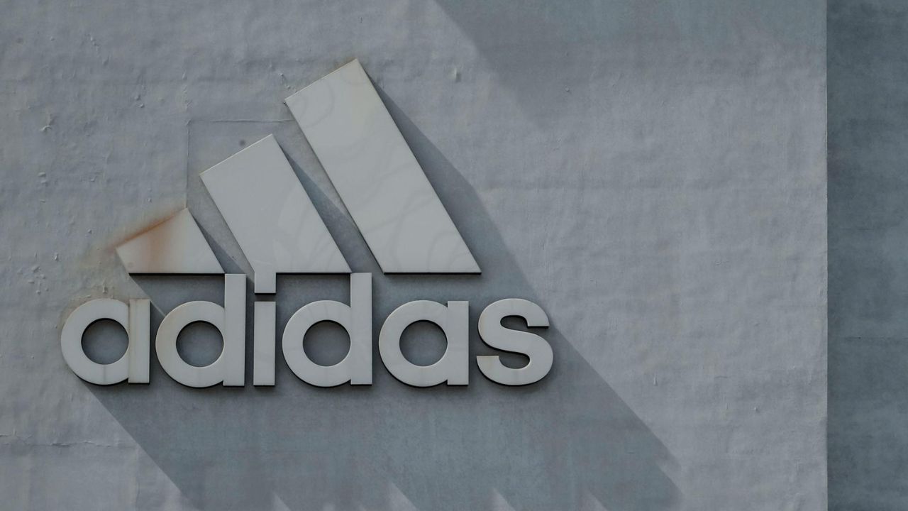 Adidas padit Fashion Nova për herë të tretë pasi dyshohet se ka shkelur rregullat e marrëveshjes